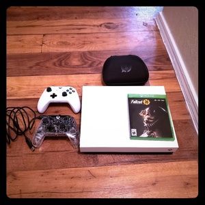 Xbox one x, 2 controllers, controller case
